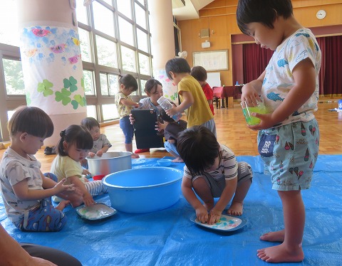 寒天で遊ぶ未満児