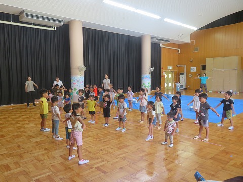 ラジオ体操をする子ども