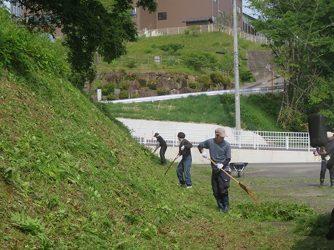 草刈りをする保護者