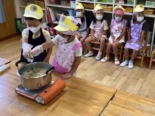 カレー粉を入れて煮込んでいる所