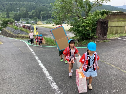 まめくらさんに歩いていくところ