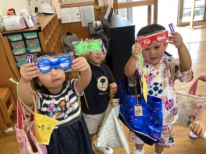 みてみて!光る眼鏡もらったよ