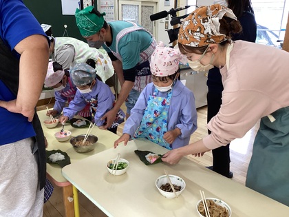 親子で朴葉寿司作り