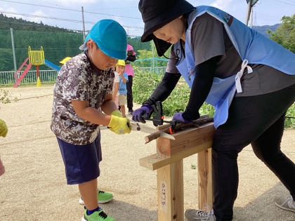 のこぎり体験男の子