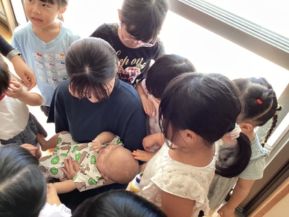 赤ちゃんとの触れ合い