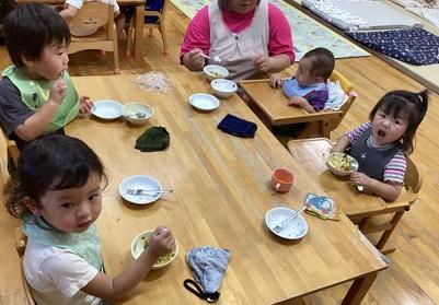 カレーを食べている