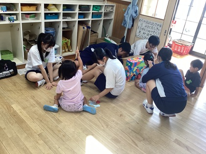 お兄さんお姉さんと玩具で遊ぶ