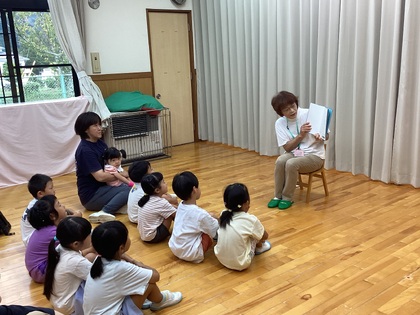 地域の方の読み聞かせ
