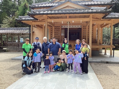 神社で集合写真