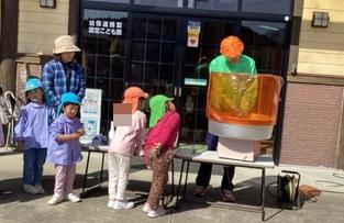 綿菓子おいしそうとのぞき込む