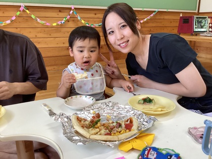 ピザを食べる
