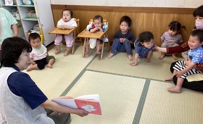 ひよこ組さんに読み聞かせ