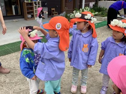 小さな子に冠のプレゼントしている