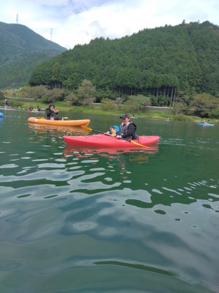 お母さんとカヌーに乗ってるよ