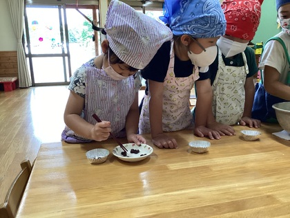 蒸しパン甘納豆を入れる