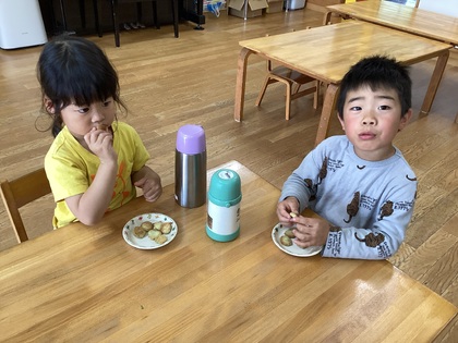 よもぎクッキーを食べる