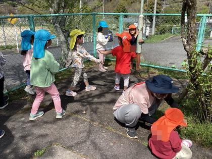園舎裏で遊んでいる画像