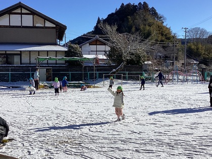 園庭で雪遊び