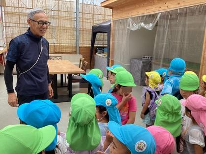 いちご狩りの説明を聞いている