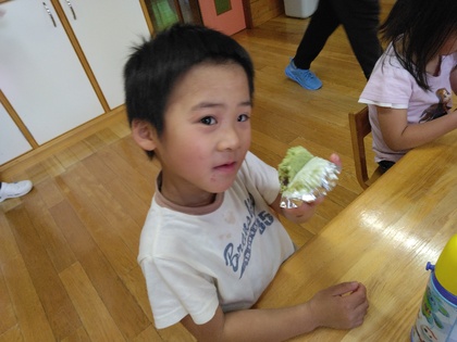 蒸しパンを食べる