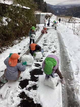 園の近くで雪だるま作り