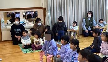 ひよこさんも聴きいっています。