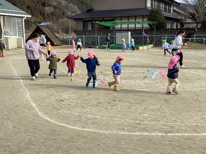ひよこさん凧あげ走ります。