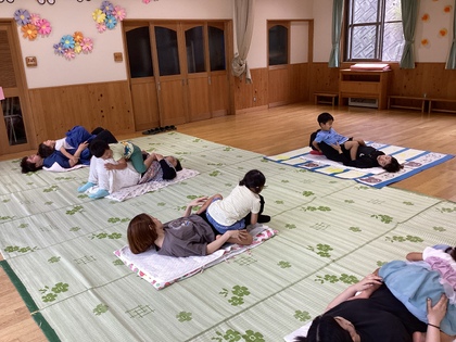 親子ヨガ