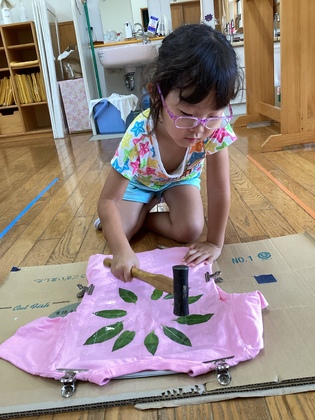 金づちでトントン