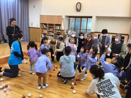 おじいちゃんおばあちゃんと玉入れ