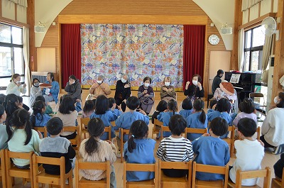 大きな栗の木の下であそびました