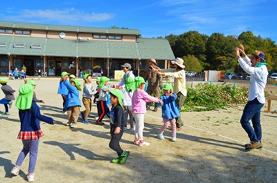 あいさつ代わりにふれあい遊び