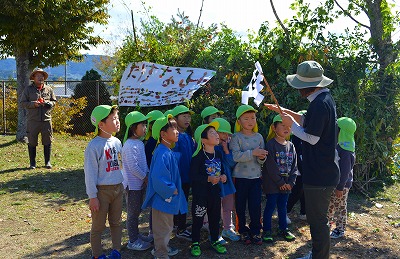 基地が出来たよ、園長先生がお祓いをしてくれます