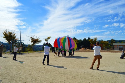 お礼に運動会で頑張ったパラバルーンを披露します