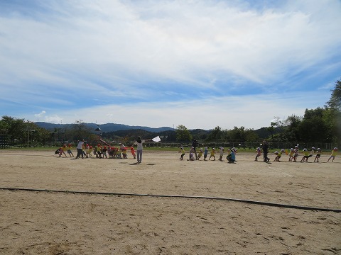 園庭で綱引き