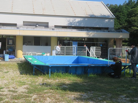 プール解体作業