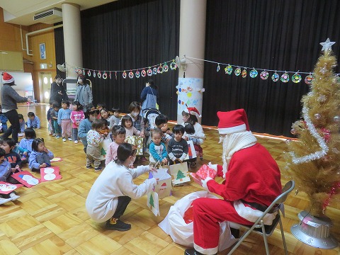 プレゼントをもらう未満児