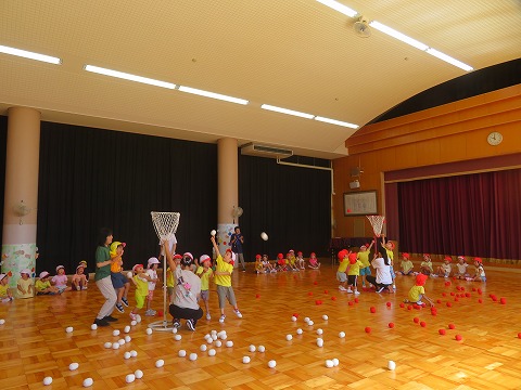 遊戯室で玉入れ