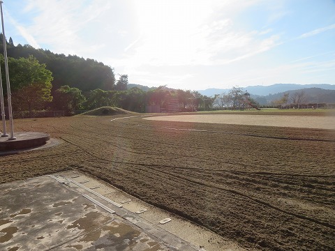 トラクタでおこした園庭