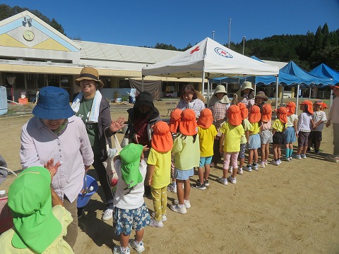 ありがとうのハイタッチ