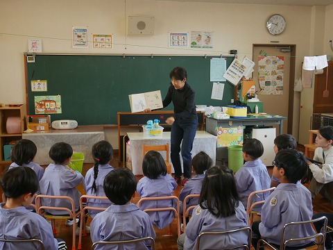 絵本の読み聞かせ