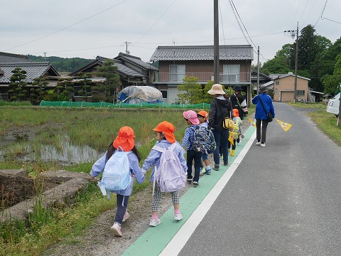 手をつないで歩く