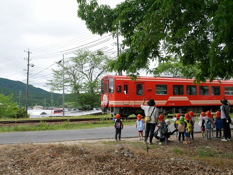 明知鉄道を見送る