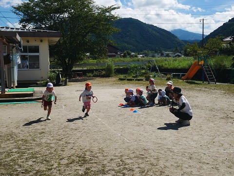 園庭でリレー