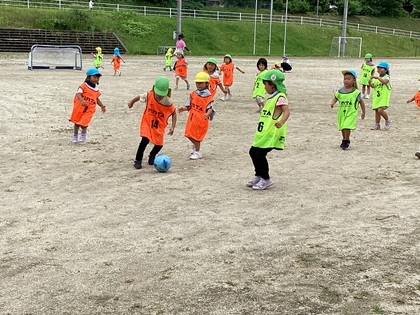 サッカーの試合をしている所