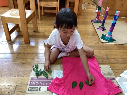 藍の葉を並べて花にするよ