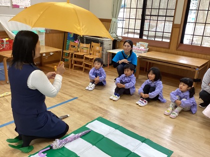 傘の開閉さし方を習う