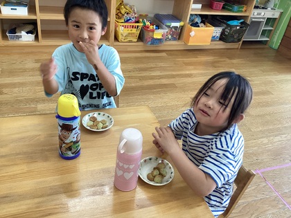 よもぎクッキーを食べる2