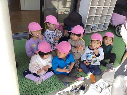 綿菓子を食べるひよこ組