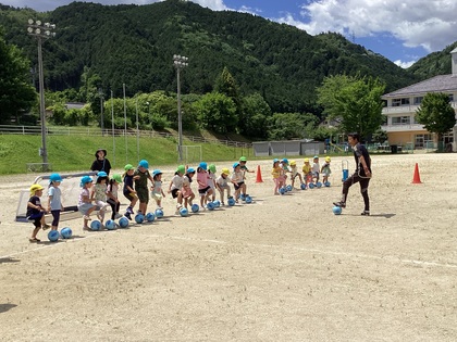 小学校のグランドでサッカー教室